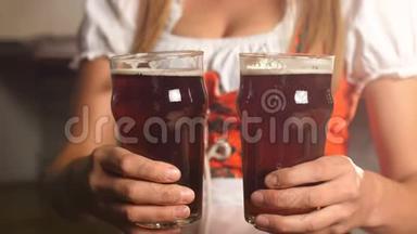 啤酒节。 女孩把两杯啤酒放在木桌上。